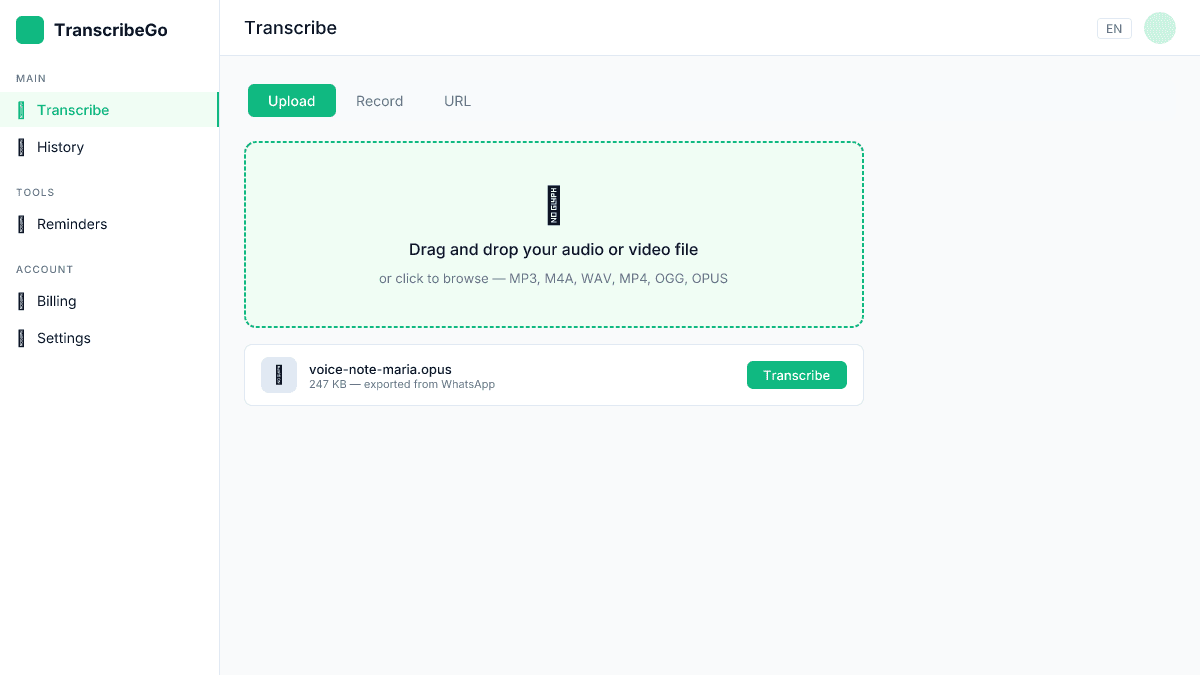 Interfaz de carga de la aplicación web de TranscribeGo mostrando zona de arrastrar y soltar para archivos de audio