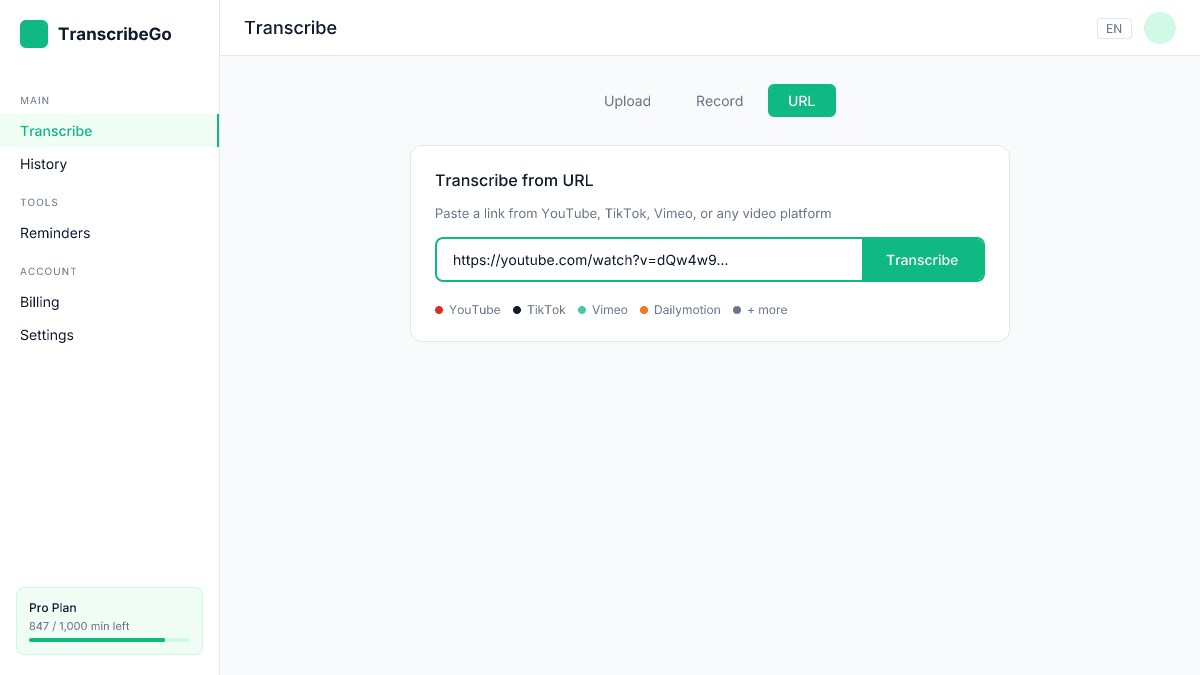 Interfaz de transcripción por URL de TranscribeGo con soporte para YouTube, TikTok y Vimeo